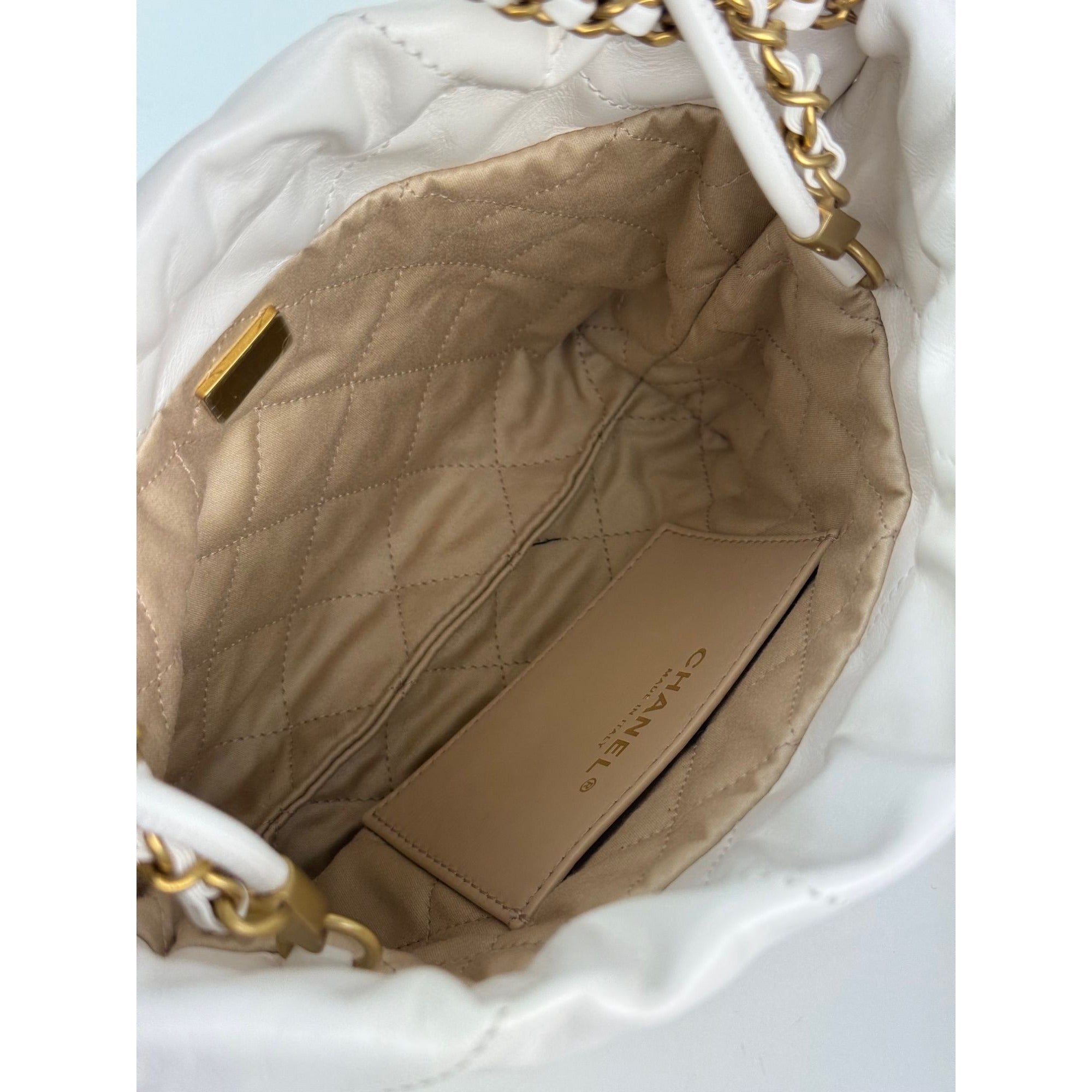 Túi đeo chéo Chanel 22 Mini da bê bóng chần bông màu trắng