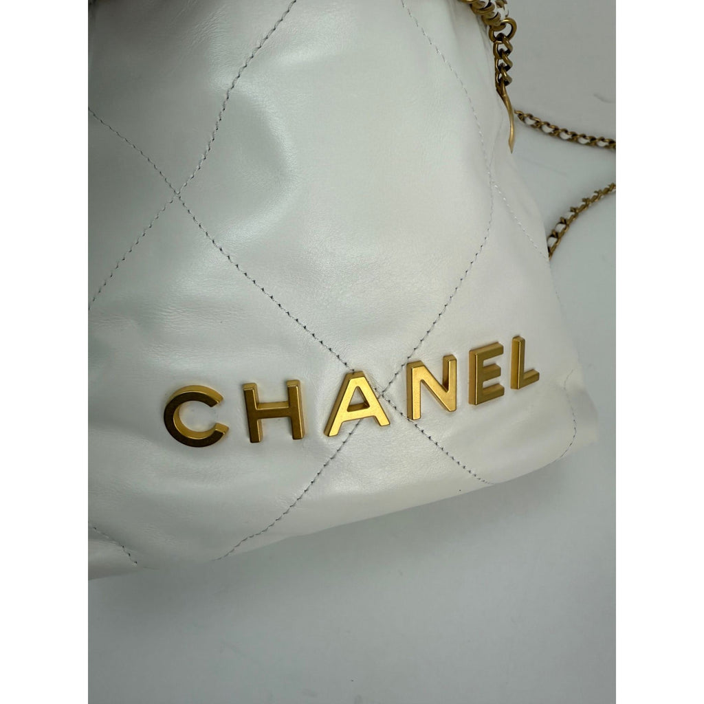 Túi đeo chéo Chanel 22 Mini da bê bóng chần bông màu trắng