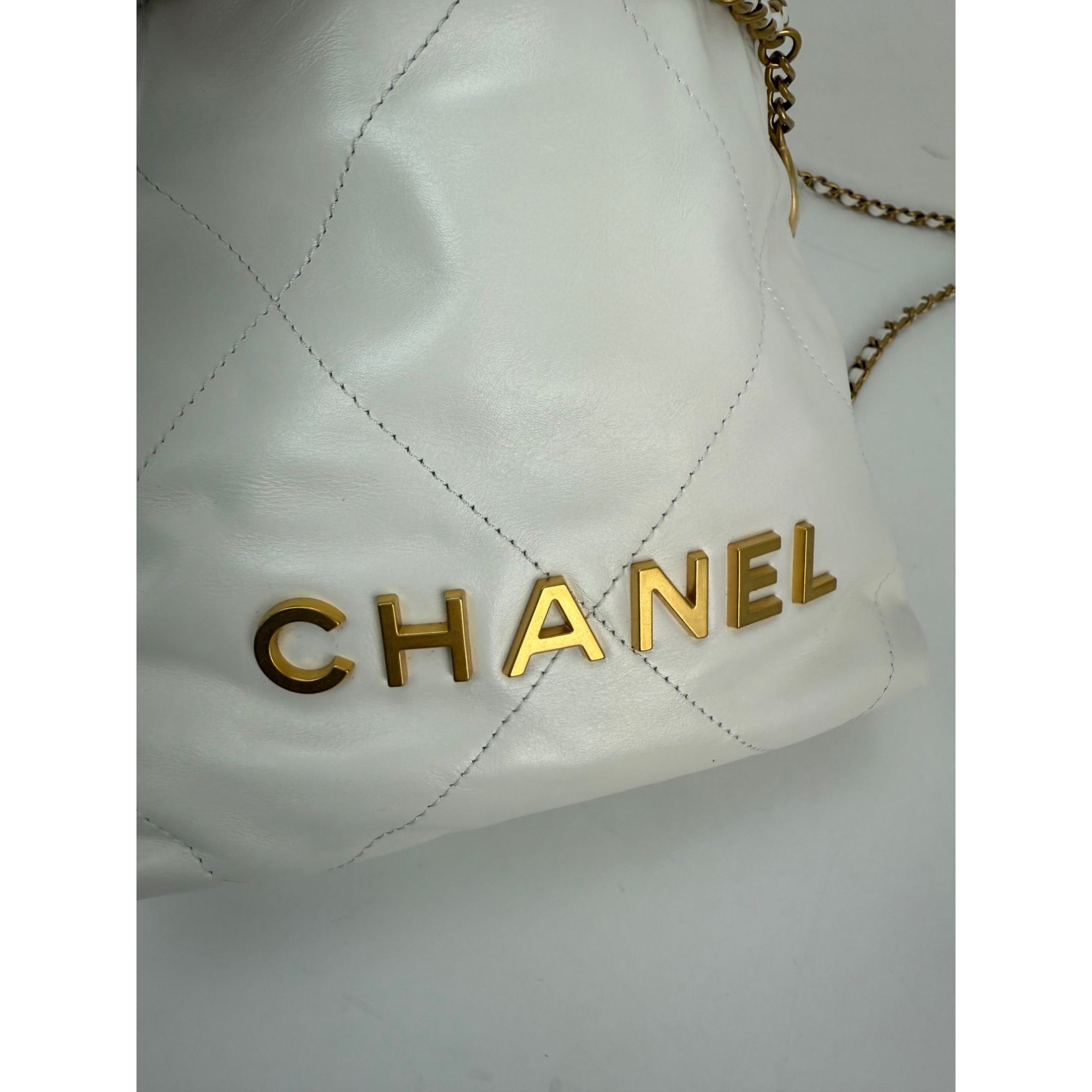 Túi đeo chéo Chanel 22 Mini da bê bóng chần bông màu trắng