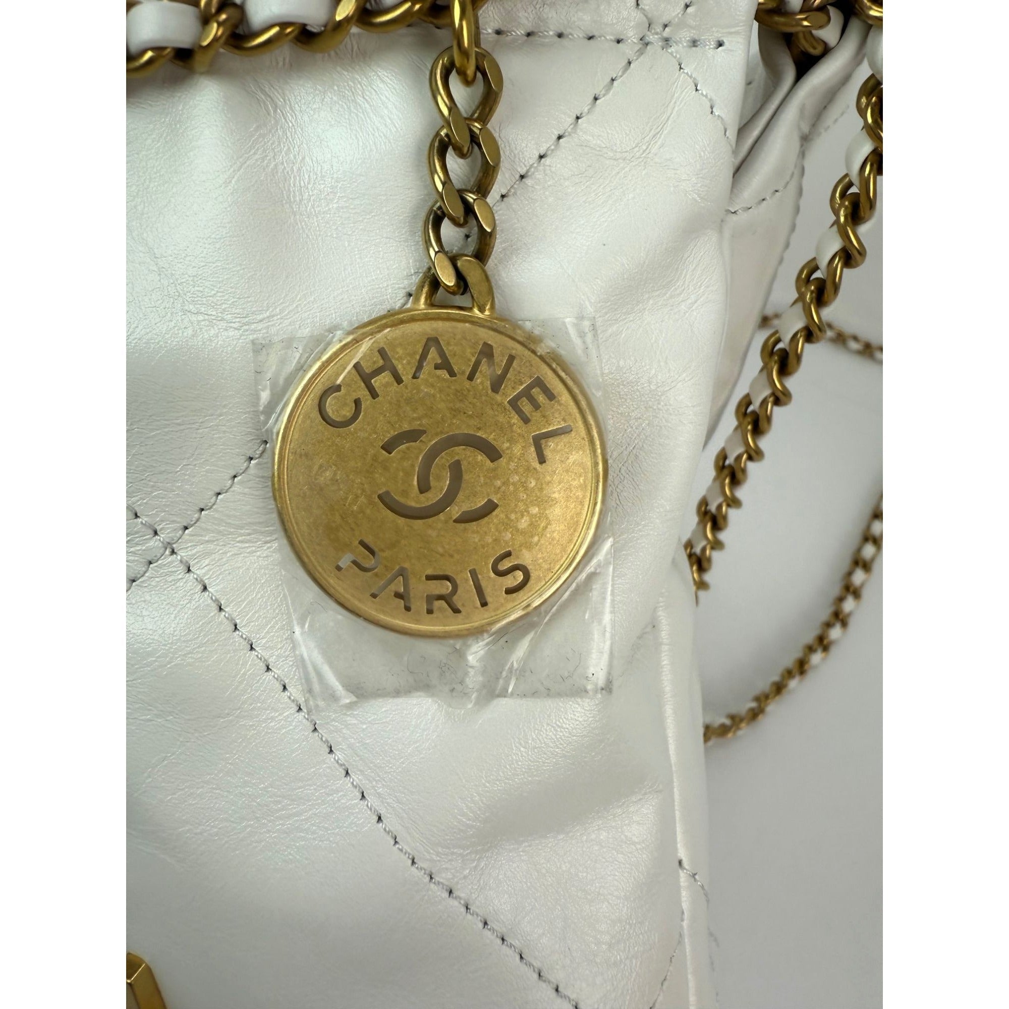 Túi đeo chéo Chanel 22 Mini da bê bóng chần bông màu trắng