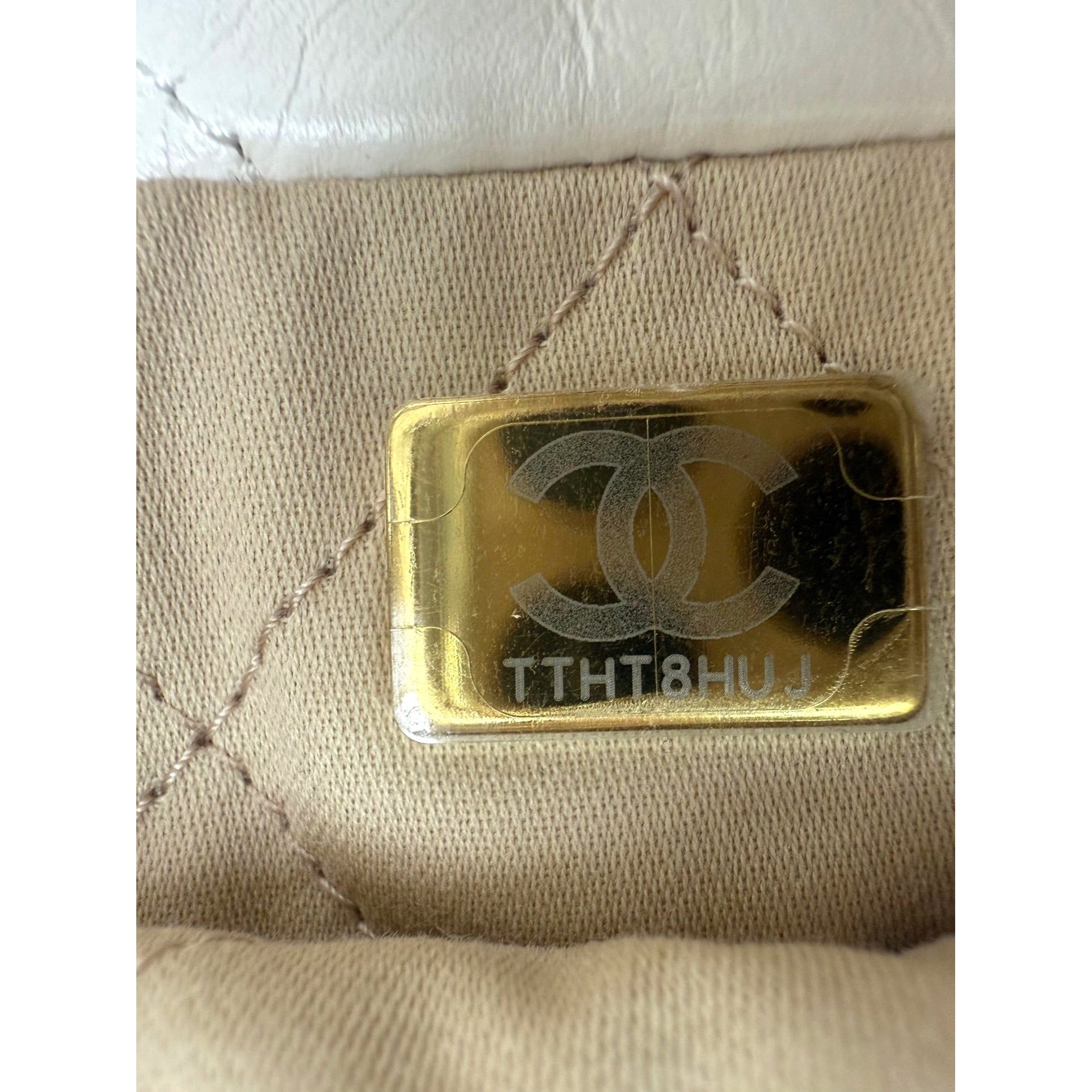 Túi đeo chéo Chanel 22 Mini da bê bóng chần bông màu trắng
