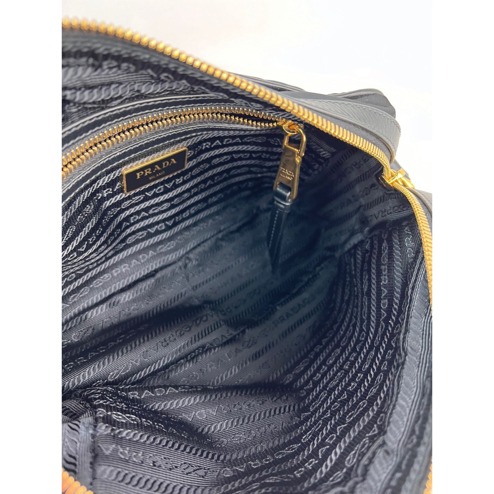 Túi máy ảnh đeo chéo Prada Tessuto Nylon Bandoliera màu đen