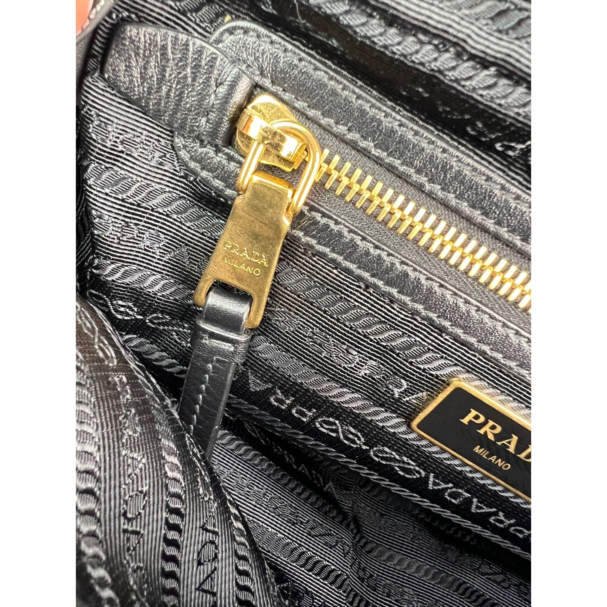 Túi máy ảnh đeo chéo Prada Tessuto Nylon Bandoliera màu đen