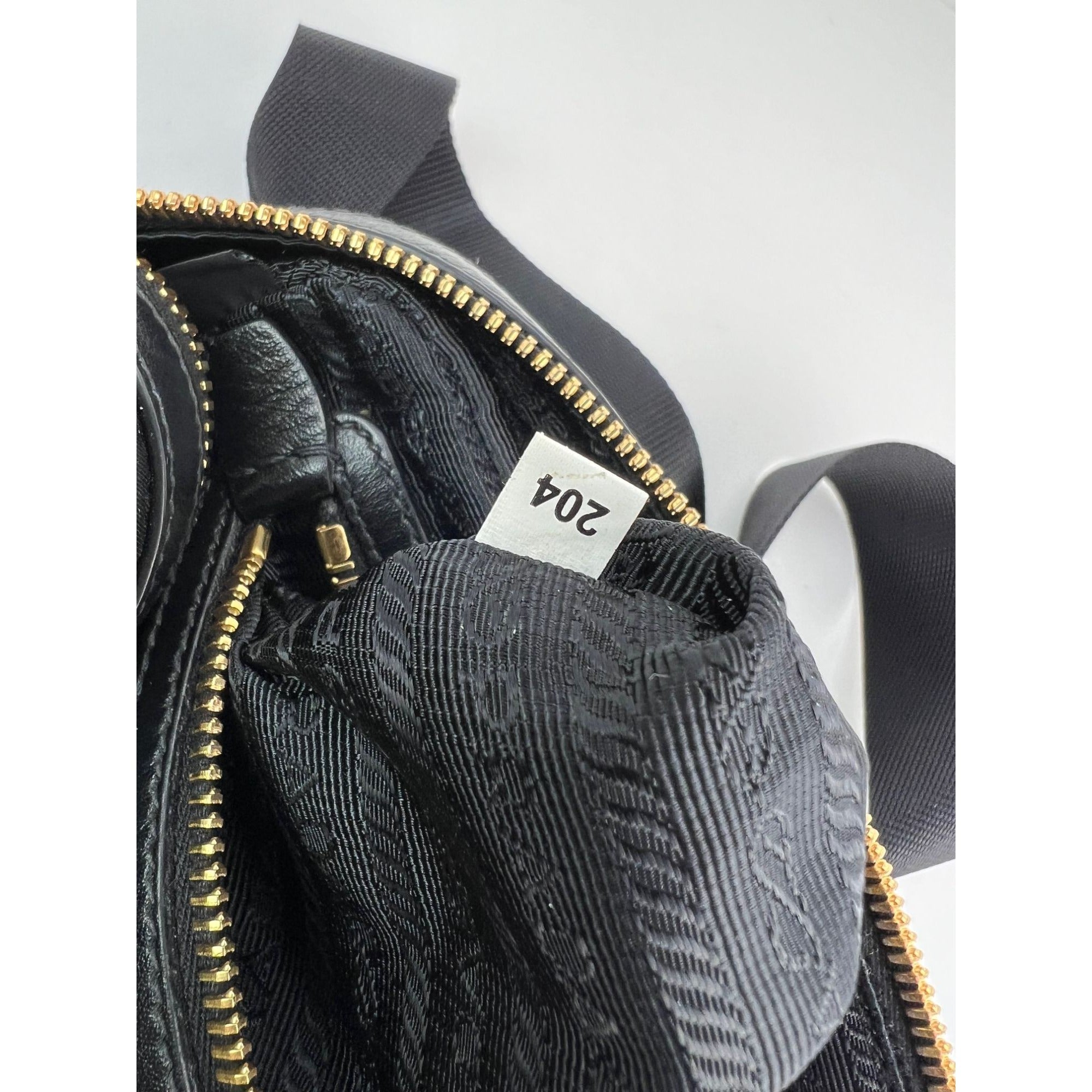 Túi máy ảnh đeo chéo Prada Tessuto Nylon Bandoliera màu đen