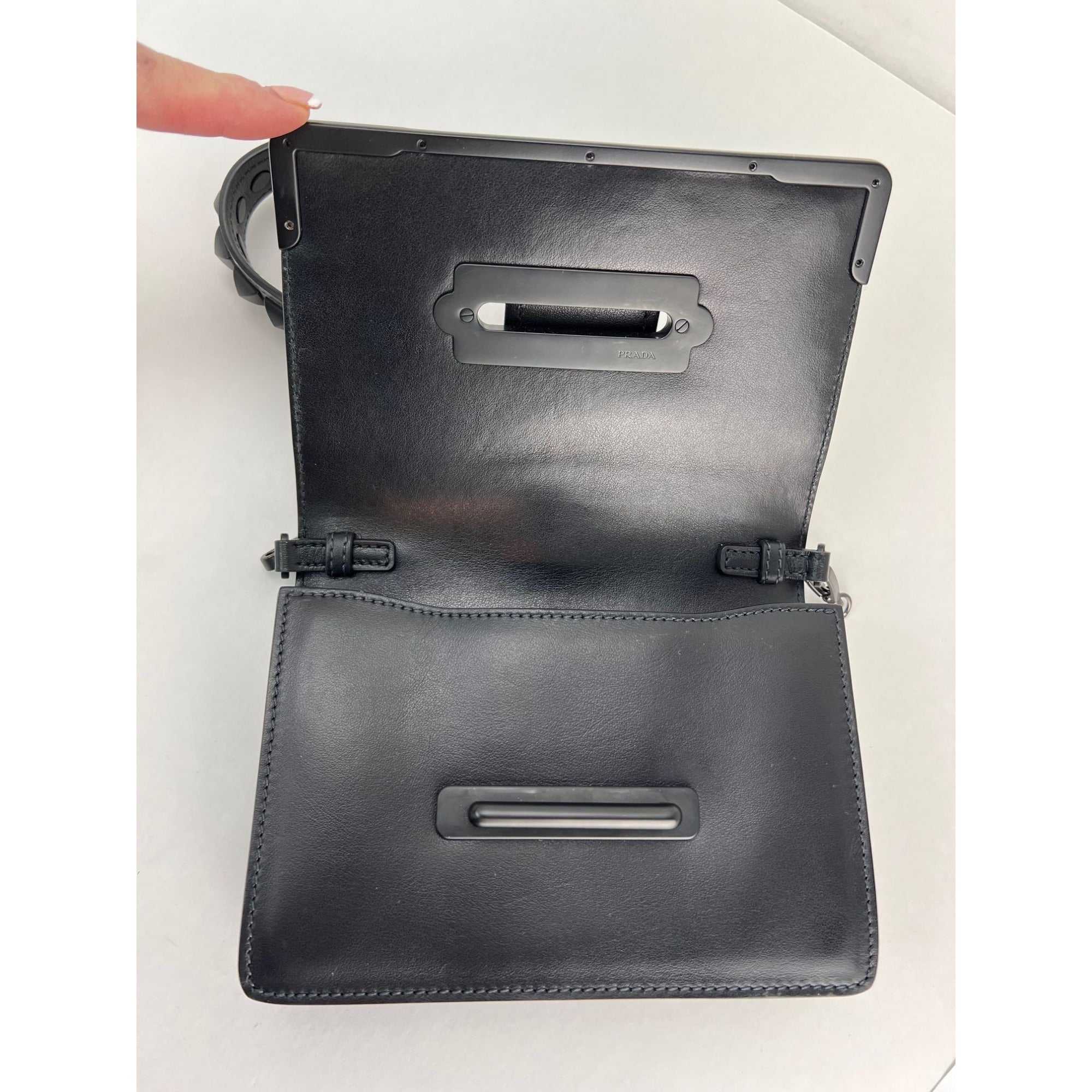 Túi đeo chéo Prada City Calfskin Saffiano Studded Cahier màu đen