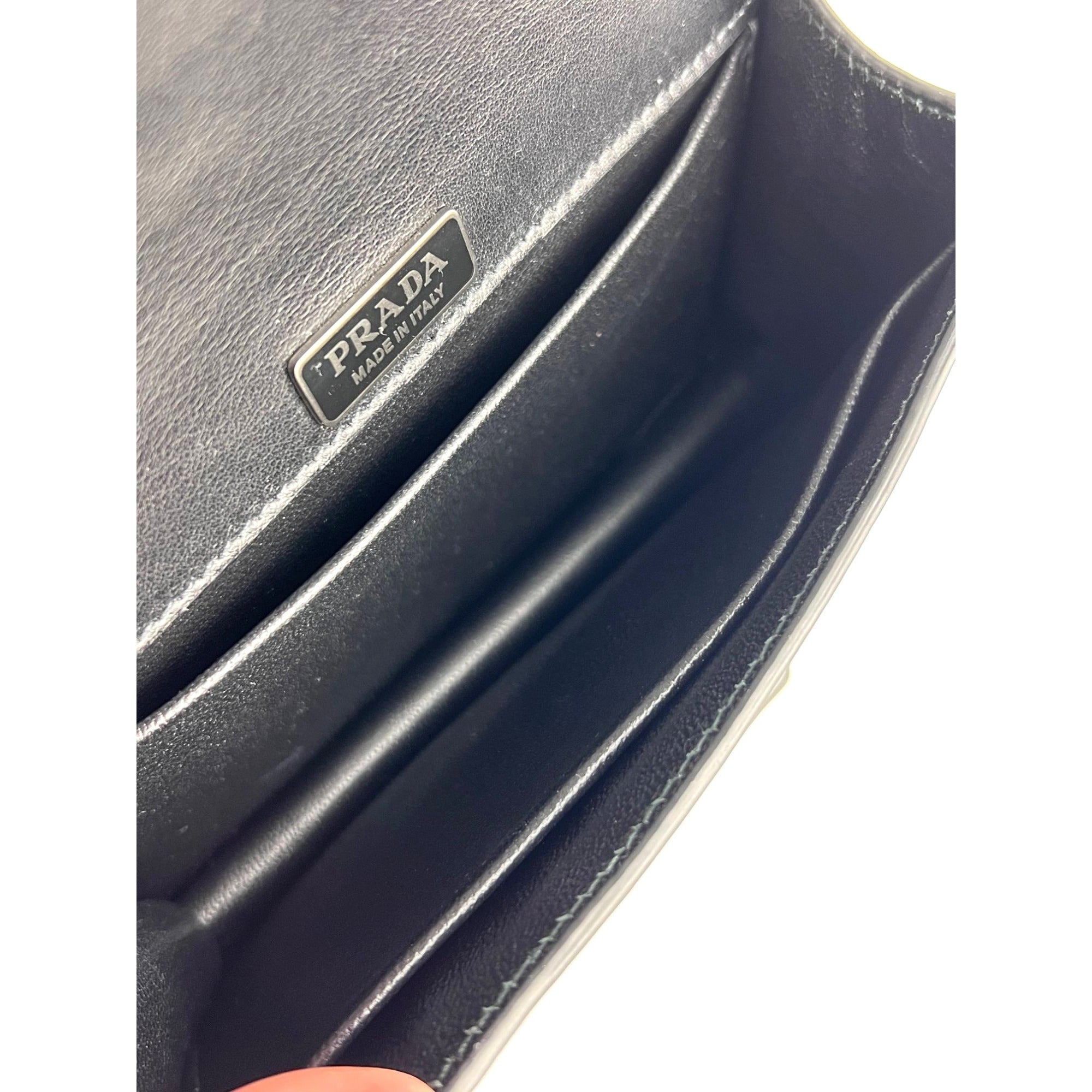 Túi đeo chéo Prada City Calfskin Saffiano Studded Cahier màu đen