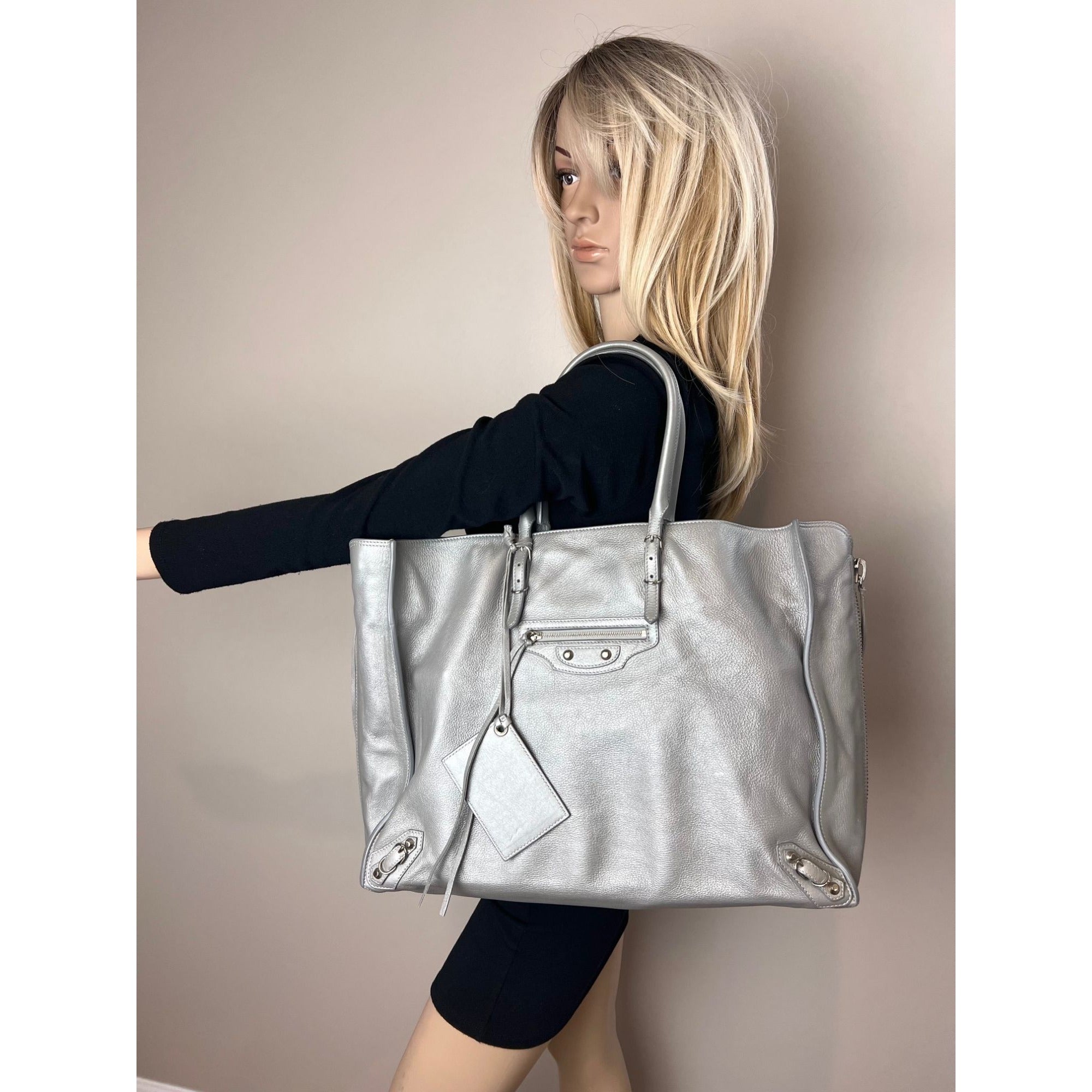 Túi đeo vai Balenciaga Veau Papier A4 màu xám có khóa kéo