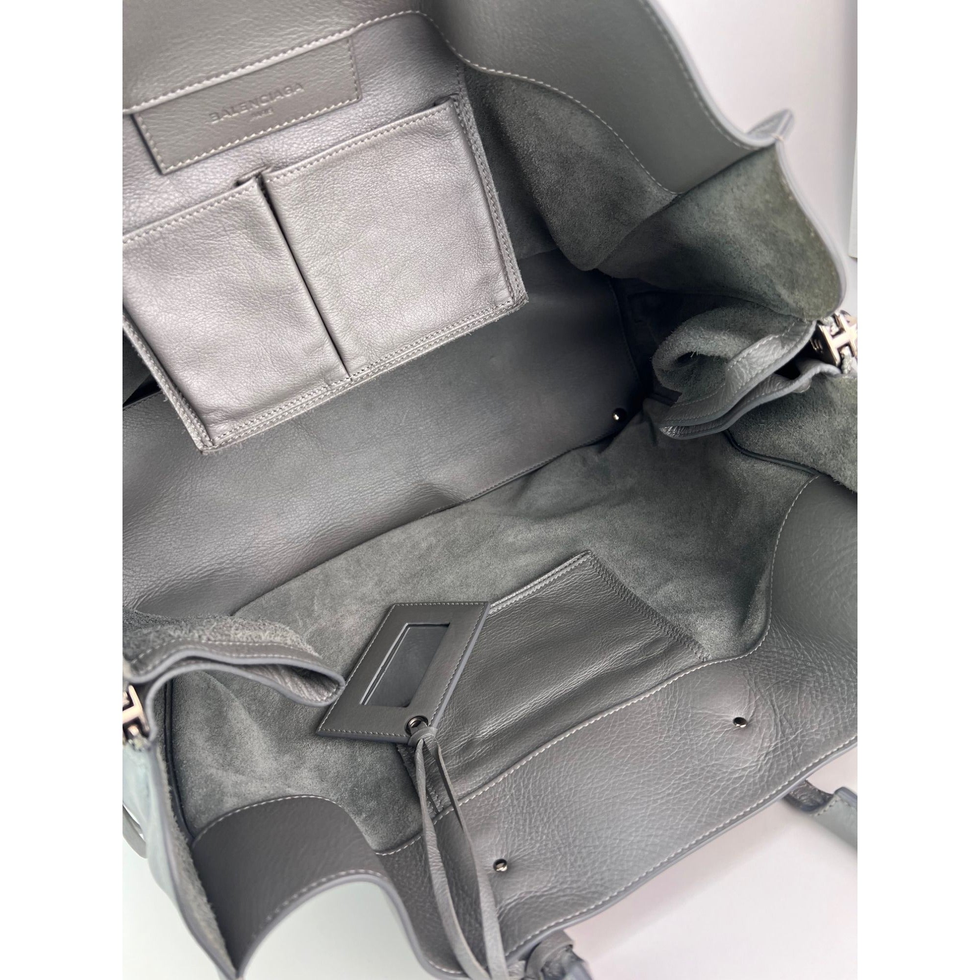 Túi đeo vai Balenciaga Veau Papier A4 màu xám có khóa kéo