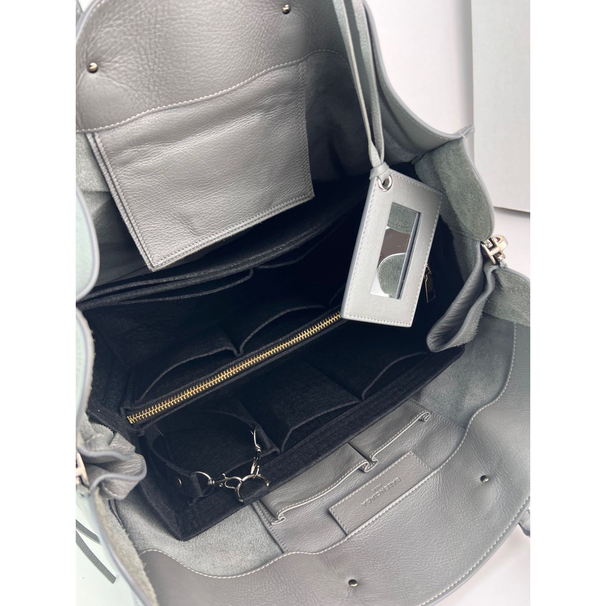 Túi đeo vai Balenciaga Veau Papier A4 màu xám có khóa kéo